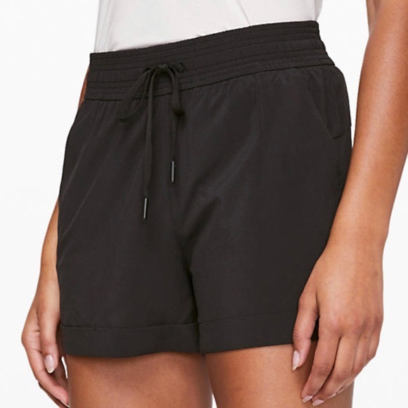 Lululemon Spring Breakaway Shorts Size 6 Black
